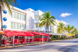 Outdoor dining scene in Miami Beach